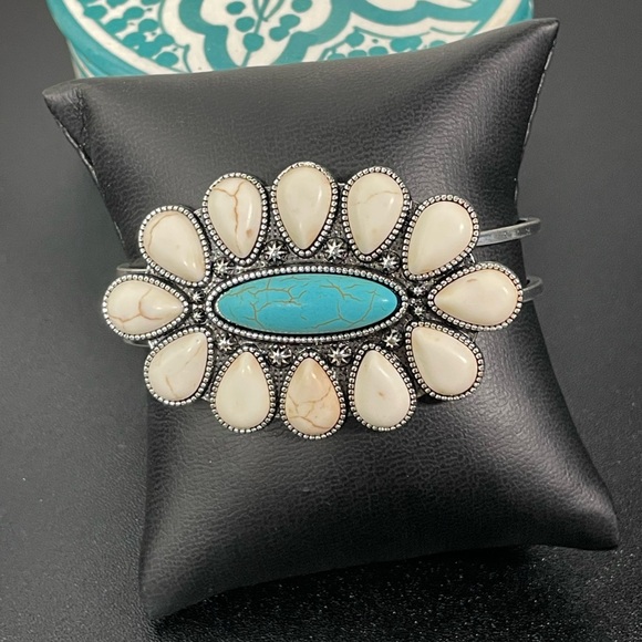 Navajo/Western Turquoise Flower Bracelet - Picture 5 of 9